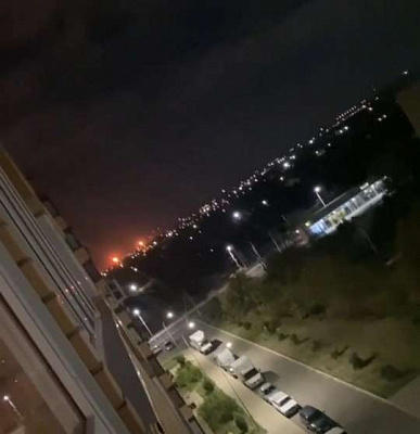 в краснодарском крае после удара беспилотника по афипскому нпз начался пожар (видео)